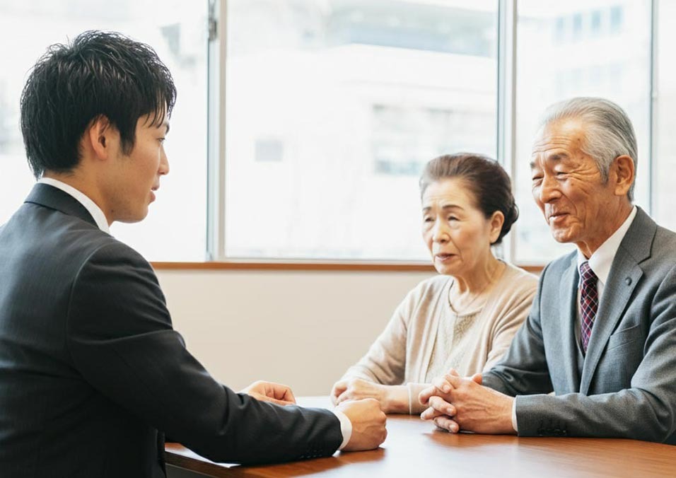 葬儀スタッフとお客様が話している様子