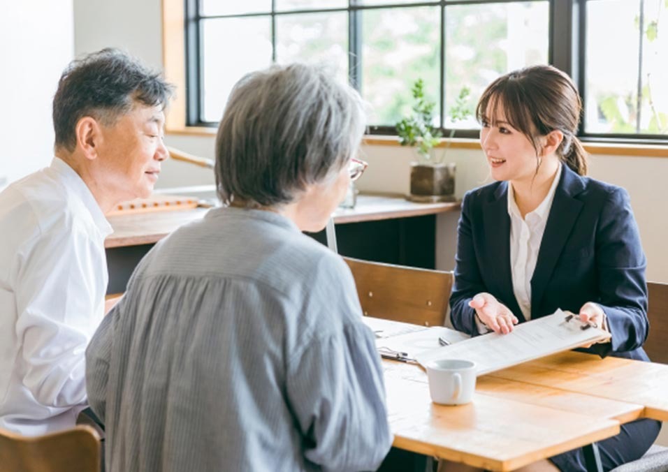 葬儀スタッフが説明している様子