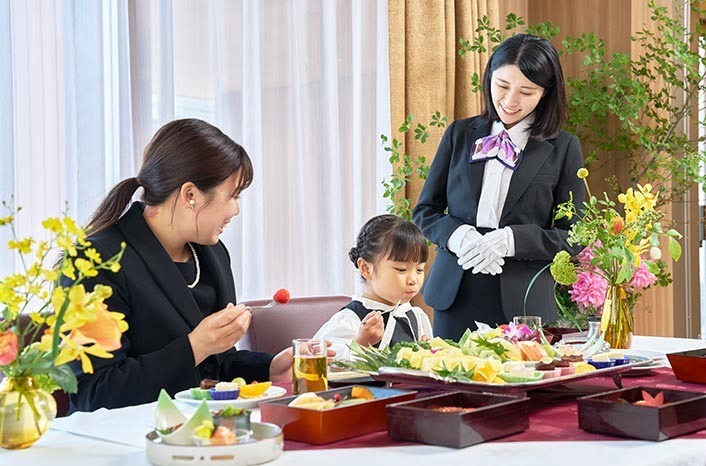 ご遺族が食事をしている様子