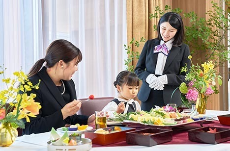 ご遺族が食事をしている様子